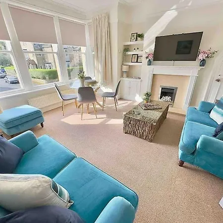 Spacious & Bright 3 Bed *
