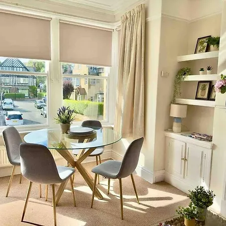 Spacious & Bright 3 Bed Apartment *