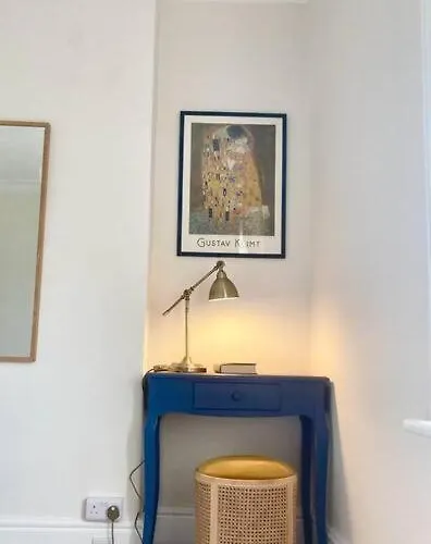 Spacious & Bright 3 Bed 哈罗盖特