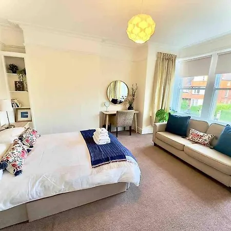 Spacious & Bright 3 Bed Apartment *