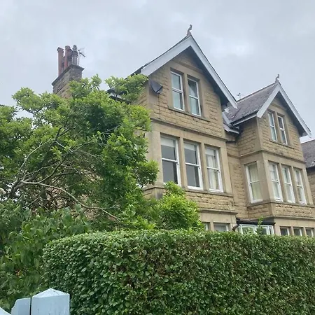 Spacious & Bright 3 Bed Apartment *